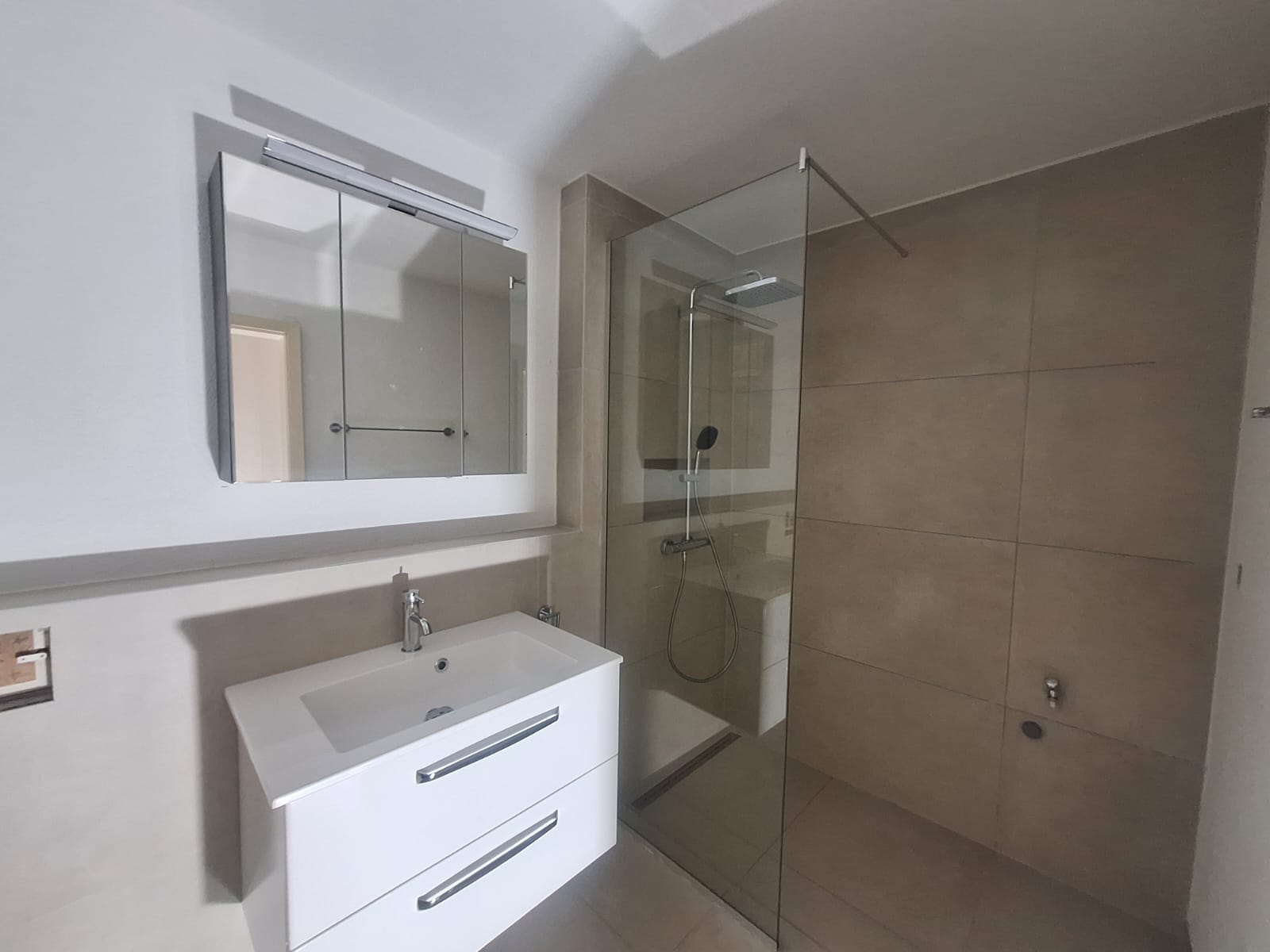 Komplettsanierung Badezimmer – Familie Binkert, Kreuzlingen – Waschtisch & Dusche